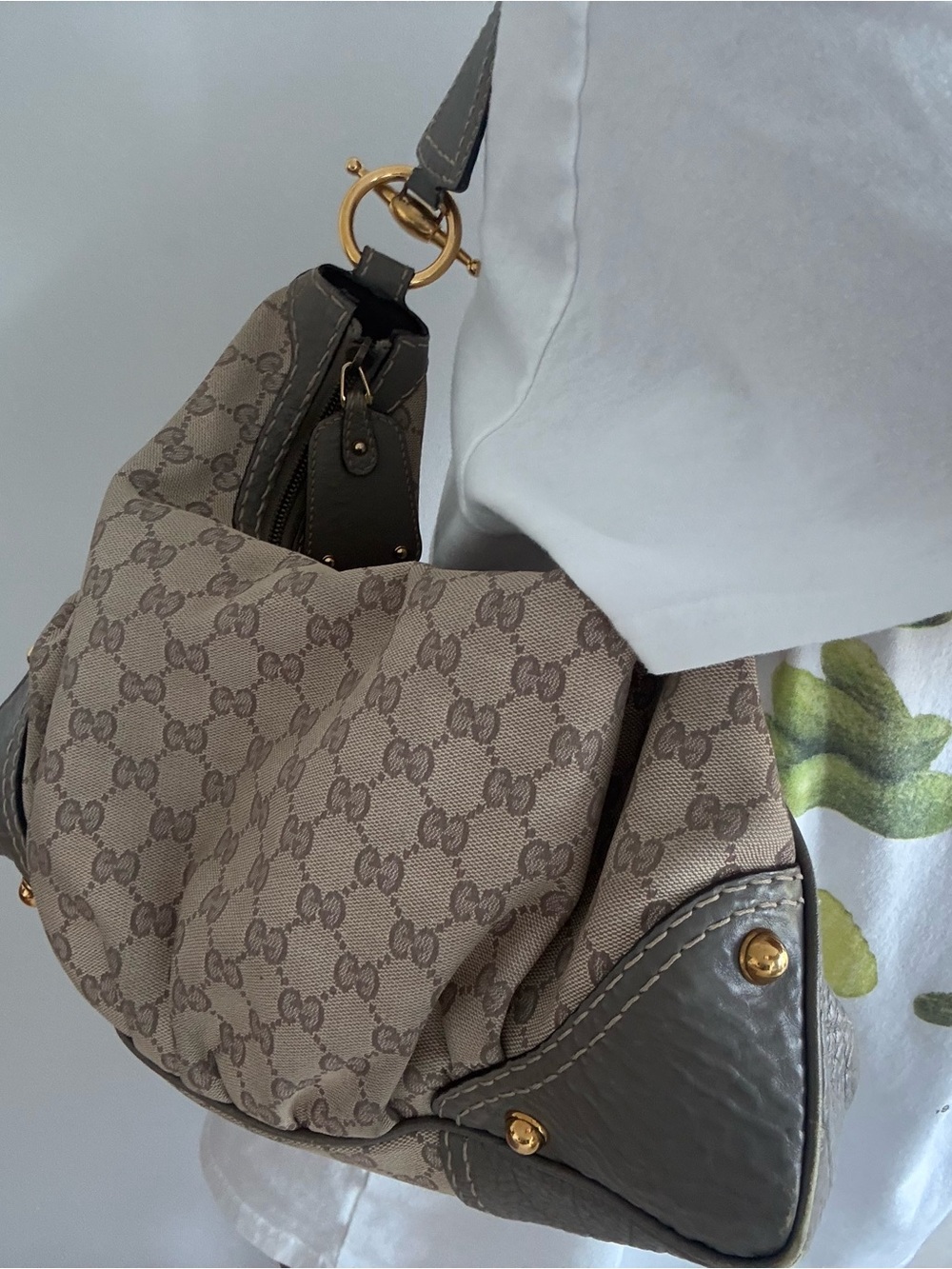 AUTHENTIC VINTAGE Gucci GG Grey Shoulder Bag with Gold Hardware (RARE Color) - Picture 4 of 9
